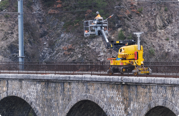 maintenance de caténaire sur un pont g-catline entreprise de maintenance caténaire