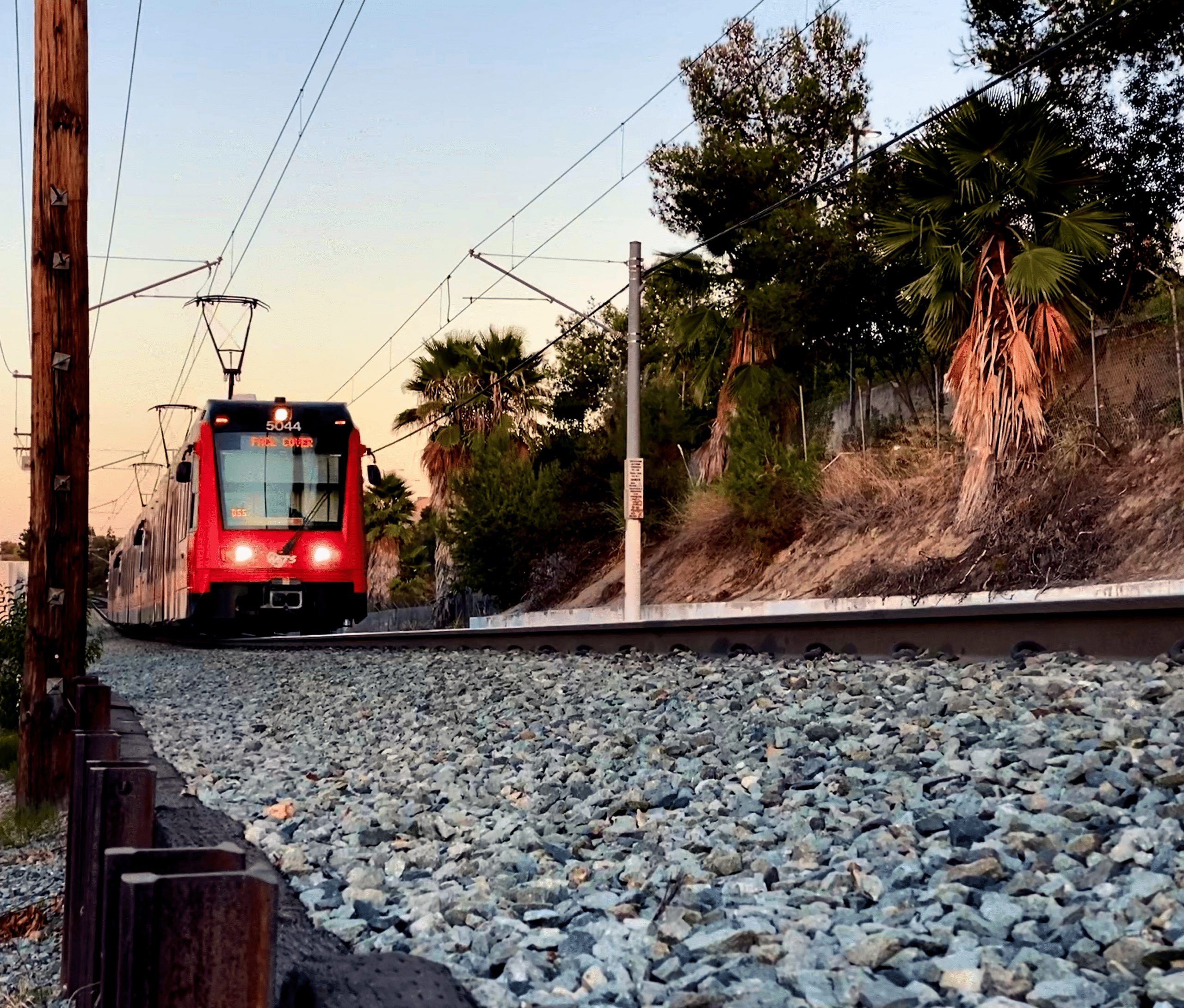 train rouge sur rails